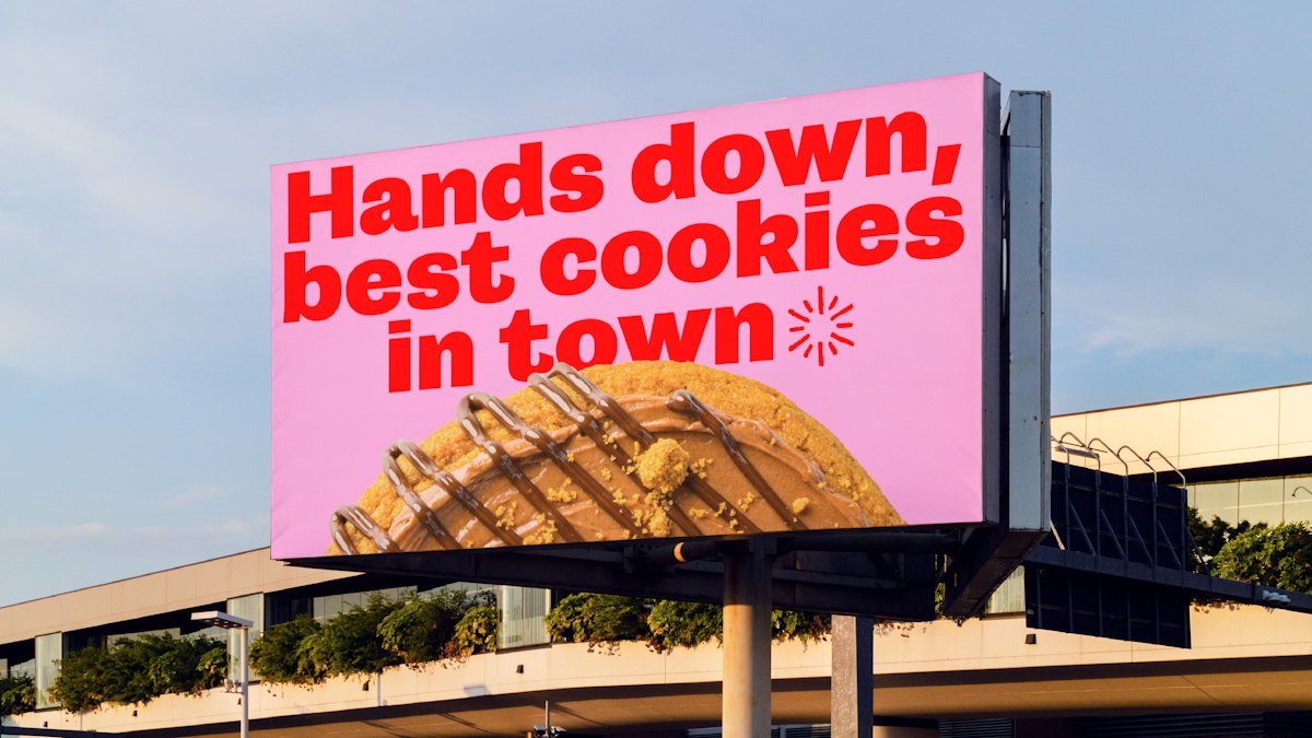 &Cookies以红色大字呈现的户外广告