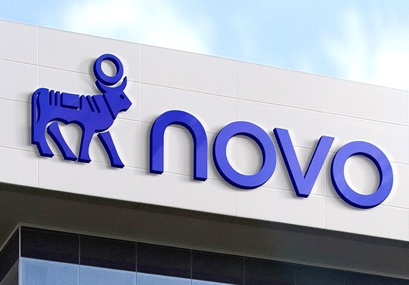 新版牛形标志与“Novo”字标应用在建筑招牌上。图片:Novo Nordisk。