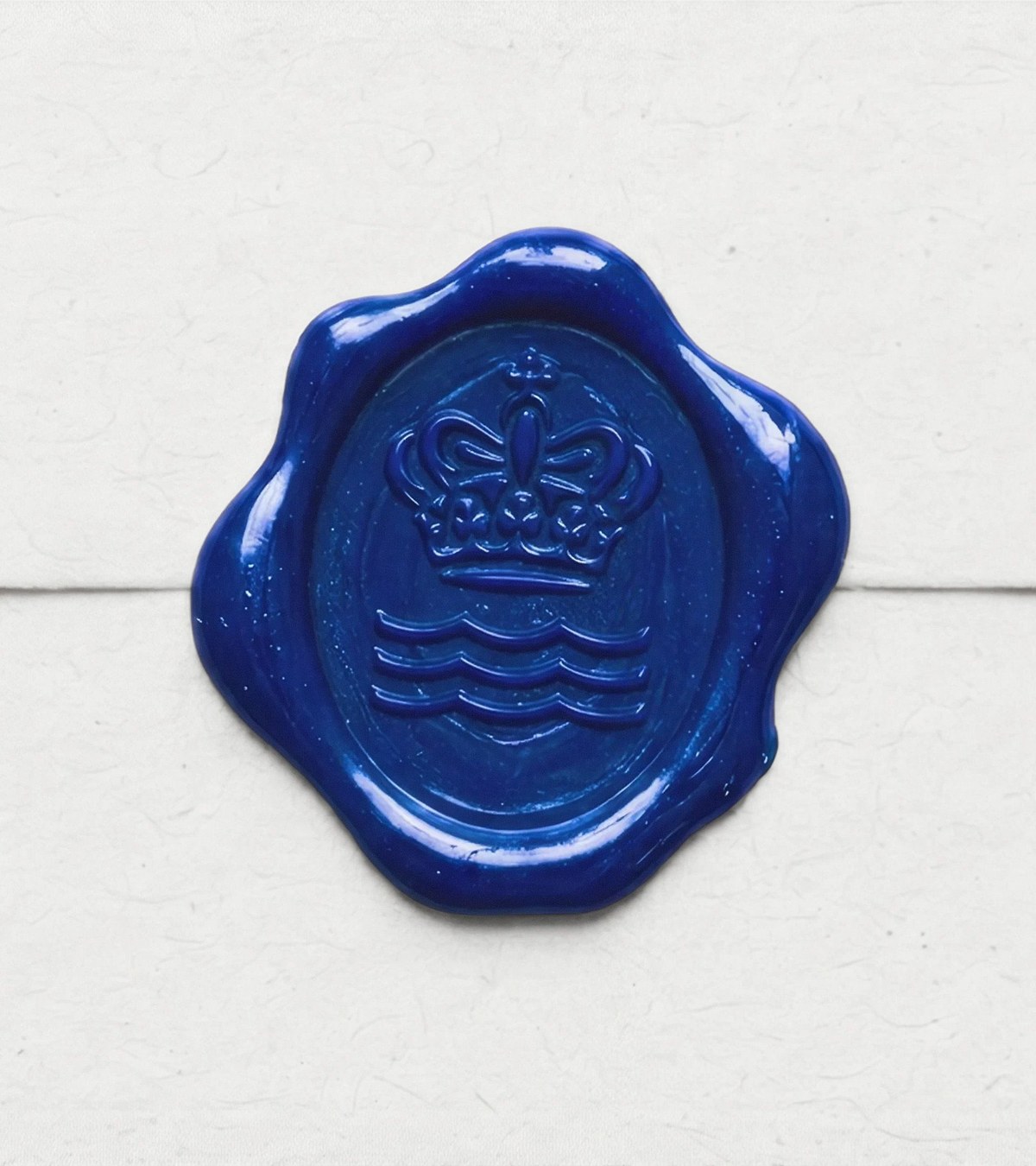 蓝色蜡封上的Royal Copenhagen皇冠与波浪标志